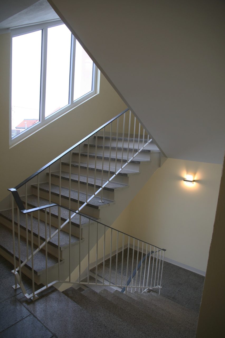 Auch im Treppenhaus wurde darauf geachtet, dass Sie sich zu Hause fühlen - moderne Lampen unterstreichen eine wohnliche Atmosphäre. (Bild: Kreuzstraße 7)
