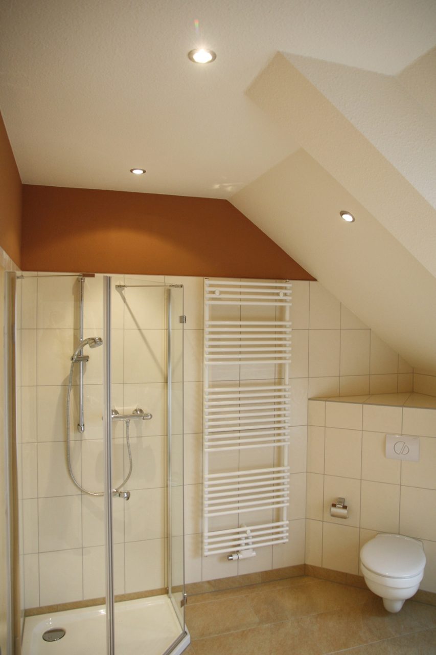 Moderne Ganzglasduschen und Handtuchheizkörper garantieren einen besonderen Komfort im Bad (Bild: Über den Dächern).
