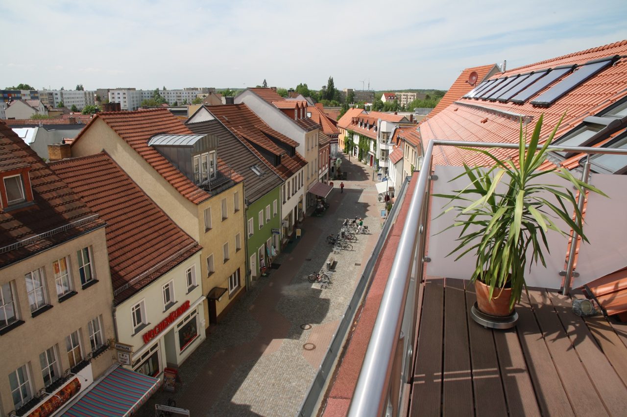 Von der Dachterrasse können Sie direkt das Geschehen um das Rathaus und in der Kreuzstraße miterleben...