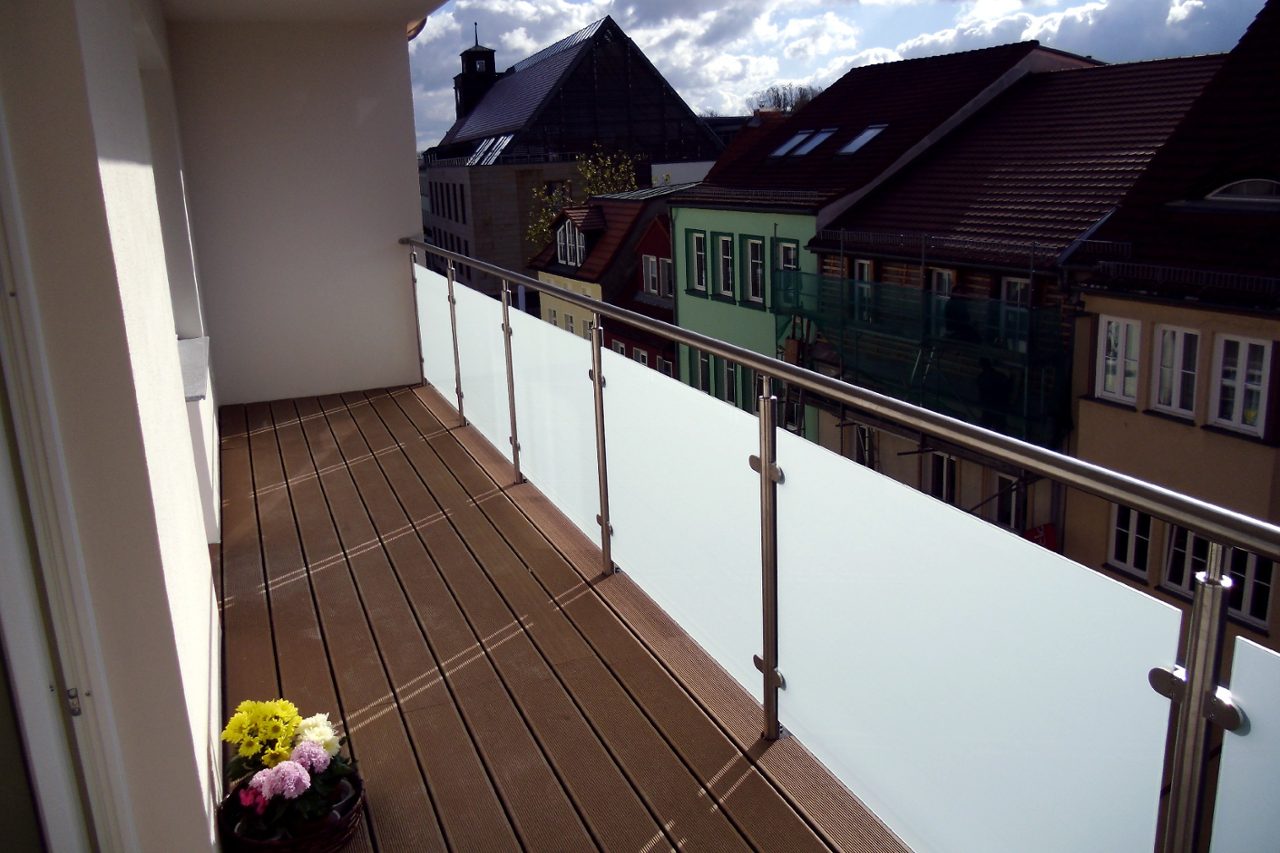 Neue, großzügige Balkone laden zum Verweilen ein. Milchglas und Edelstahl unterstreichen den besonderen Stil (Bild: Kreuzstraße 7).