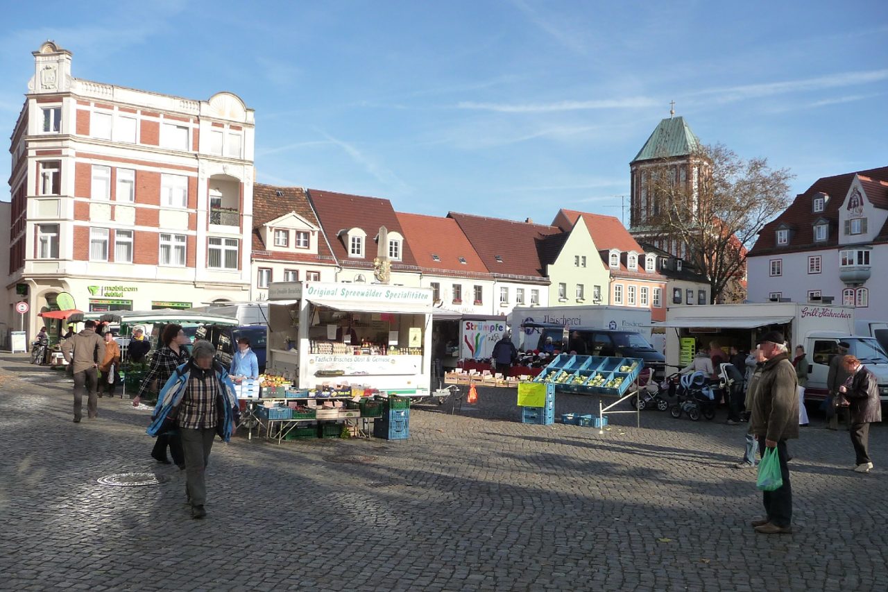 Am Markttag ist das Stadtzentrum besonders belebt.